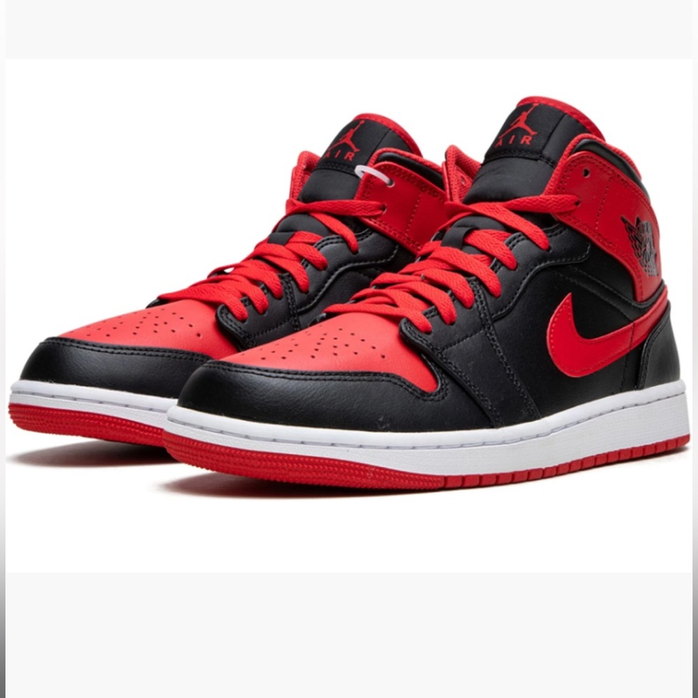 Men’s Size 8 Very Gently worn Air Jordan 1 mid sneakers red and black